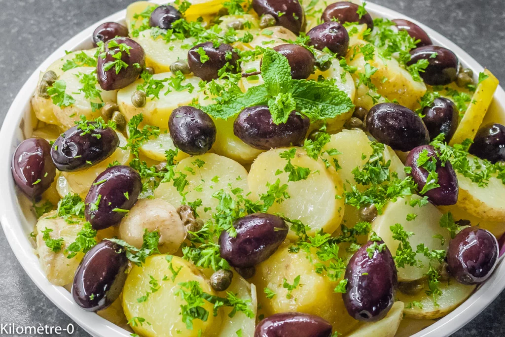 Salade grecque de pommes de terre aux olives et câpres - Étape 4