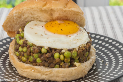 Photo de recette de burger, végétarien, facile, lentilles, petits pois, légumes, oeuf, healthy, Kilomètre-0, blog de cuisine réalisée à partir de produits de saison et issus de circuits courts