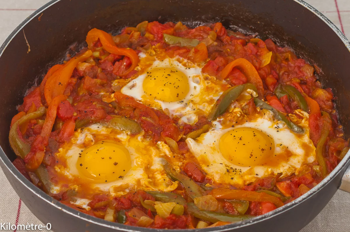 Photo de recette de chakchouka aux œufs, Maghreb, cuisine du Maghreb, facile, oeuf, tomates, poivron, bio Kilomètre-0, blog de cuisine réalisée à partir de produits de saison et issus de circuits courts