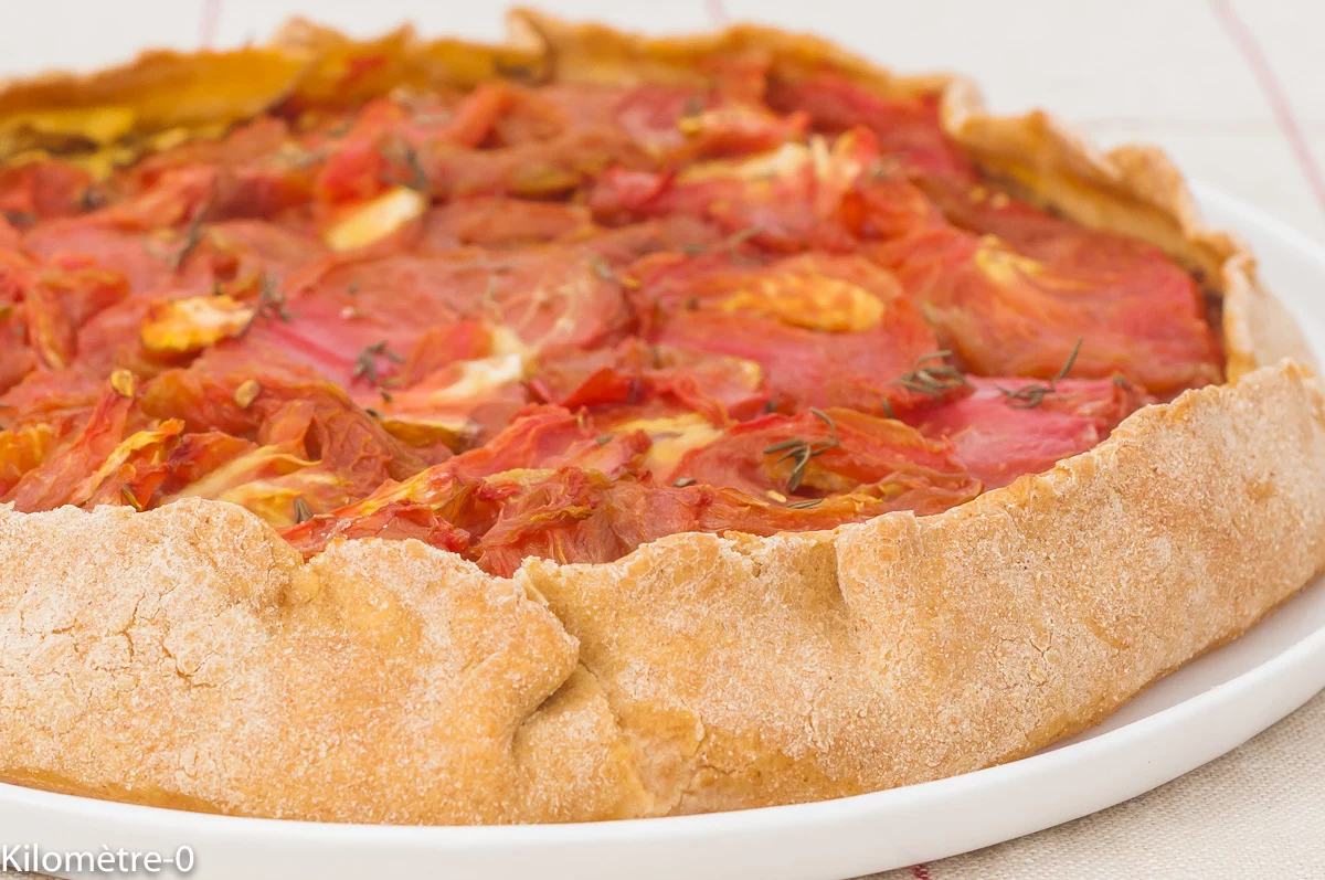 Photo de recette de tarte rustique, facile, tomate, moutarde, été, automne, végétarienne, facile, Kilomètre-0, blog de cuisine réalisée à partir de produits de saison et issus de circuits courts