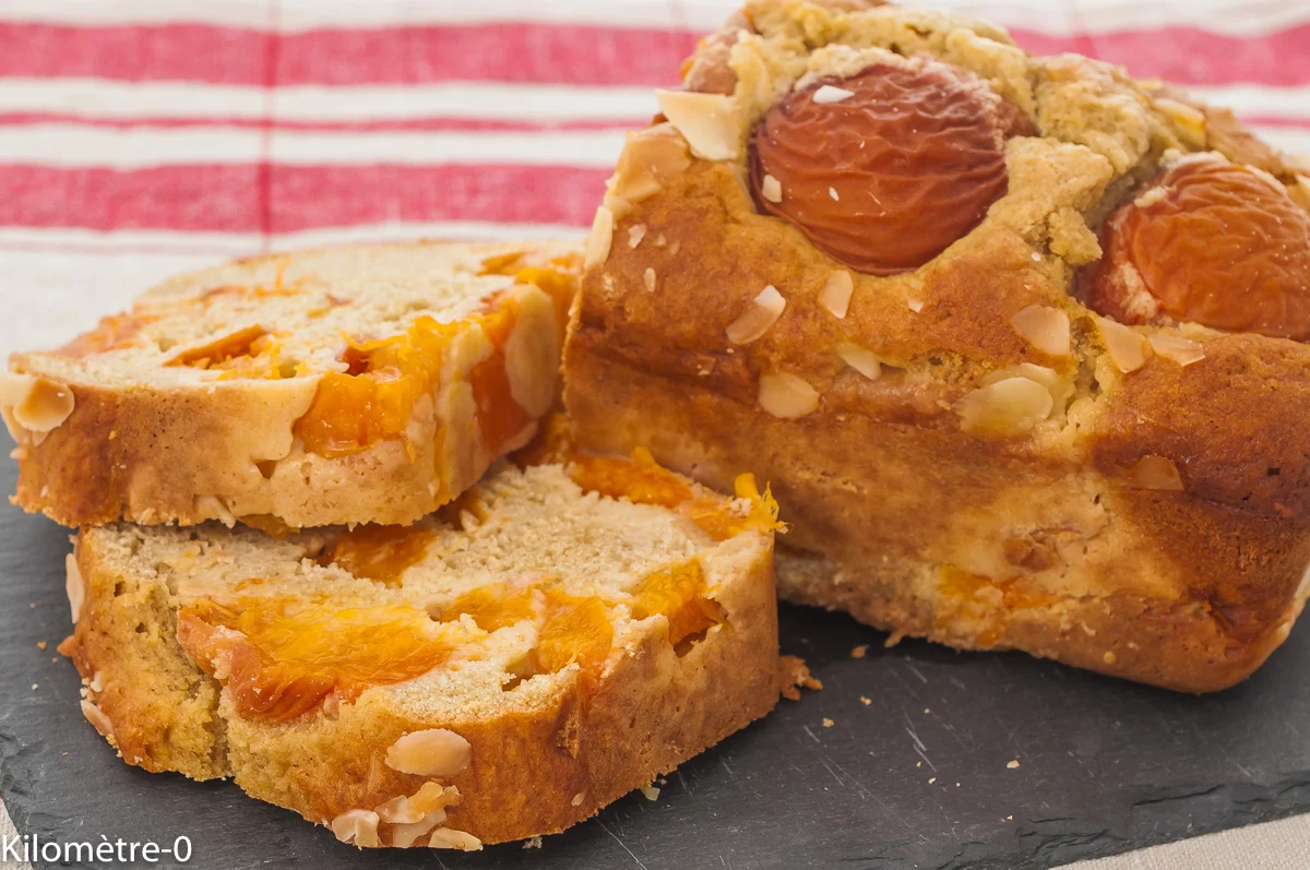 Photo de recette de cake, gâteau du matin, abricots, facile, amandes, rapide, healthy, Kilomètre-0, blog de cuisine réalisée à partir de produits de saison et issus de circuits courts