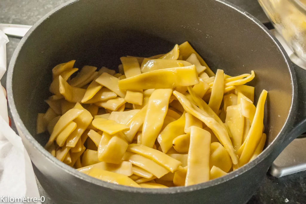 Poulet rôti aux épices barbecue, haricots plats et tomates - Étape 5