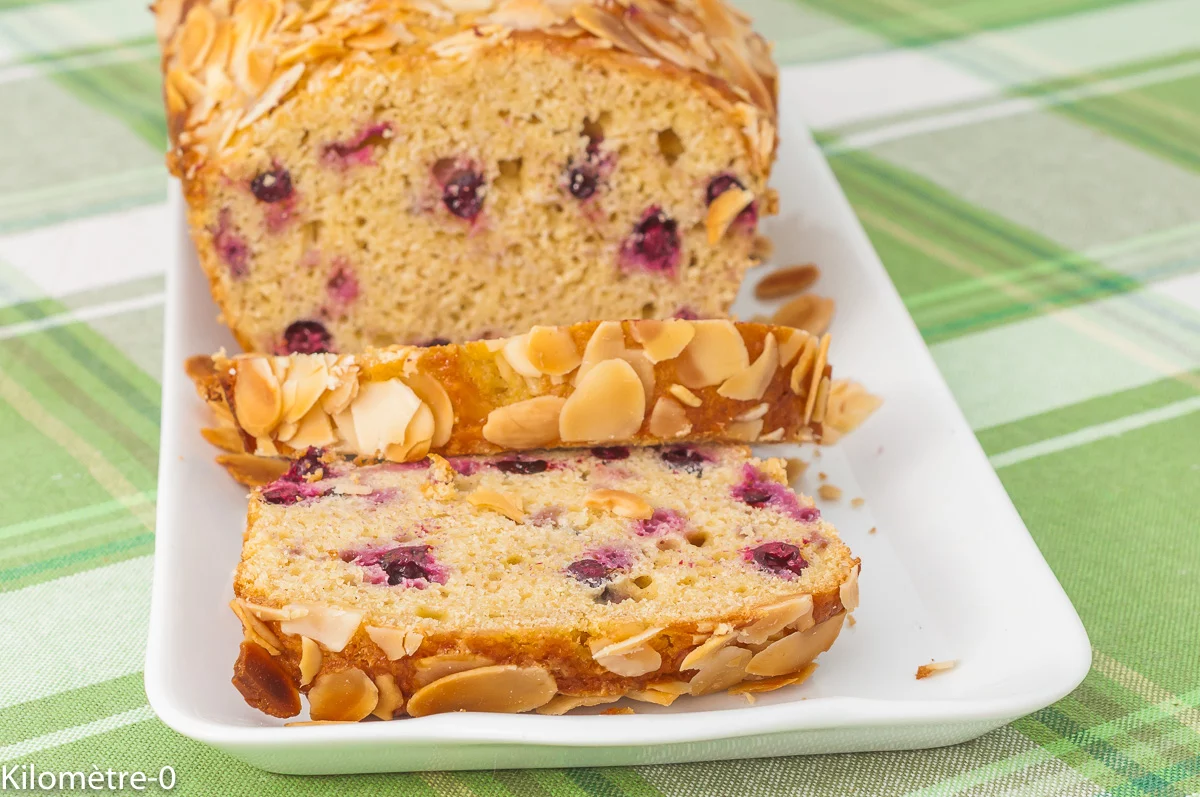 Photo de recette de gâteau, matin, cake, cassis, fruits rouges, citron, amandes, facile, rapide, bio, Kilomètre-0, blog de cuisine réalisée à partir de produits de saison et issus de circuits courts