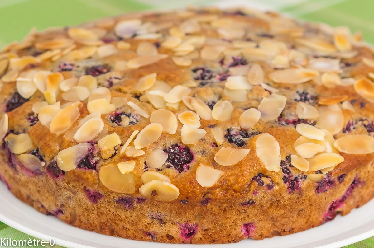 Photo de recette de cake, gâteau du matin, fruits rouges, mûres, amandes, bio, amandes, facile, rapide, Kilomètre-0, blog de cuisine réalisée à partir de produits de saison et issus de circuits courts