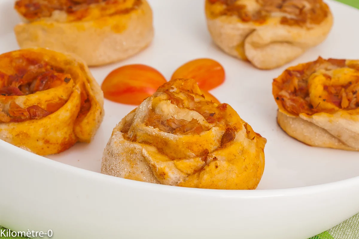 Photo de recette de pizza, apéro, thon, coulis, tomates, facile, rapide, maison, pizza roulée, petites pizzas, Kilomètre-0, blog de cuisine réalisée à partir de produits de saison et issus de circuits courts