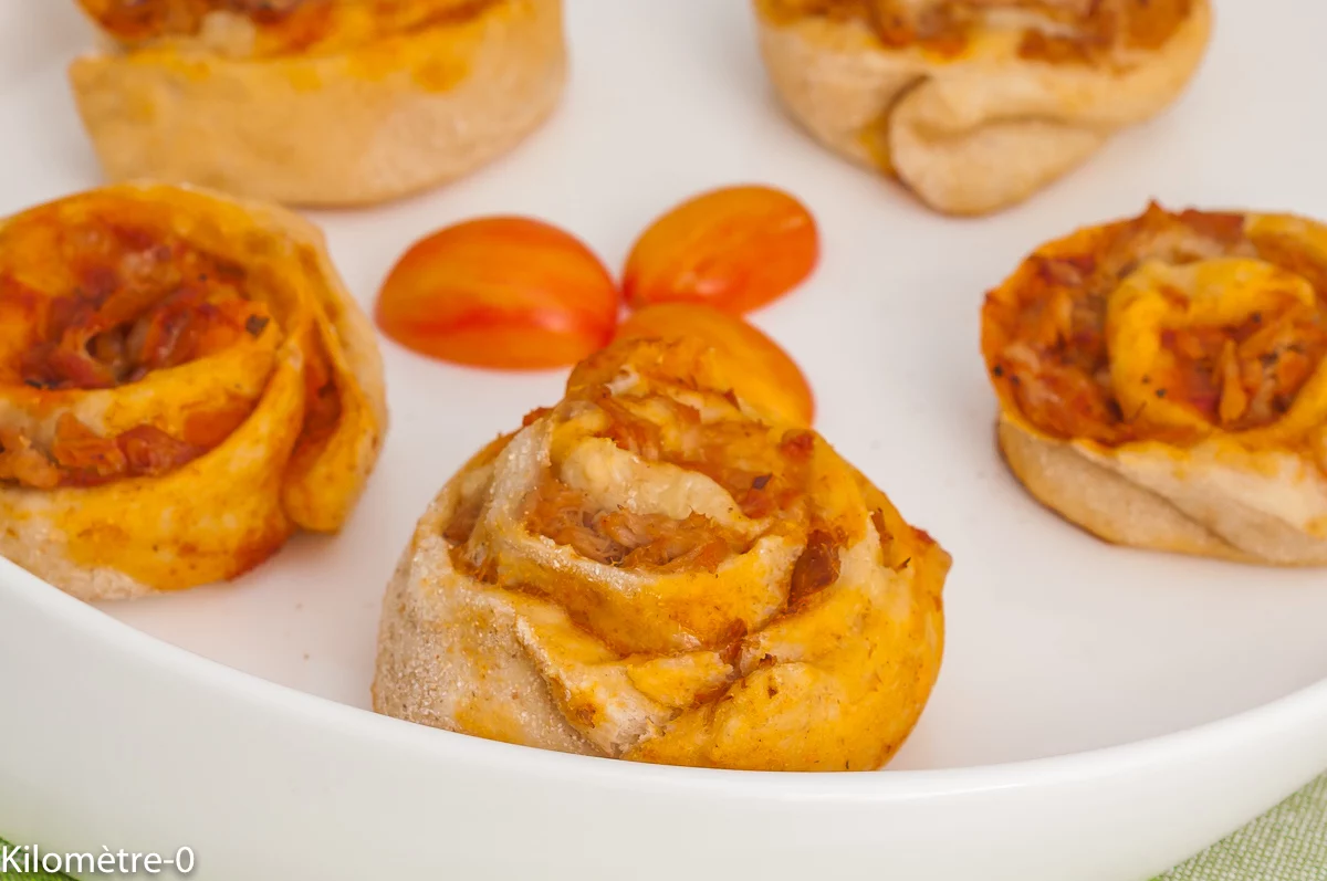 Photo de recette de pizza, apéro, thon, coulis, tomates, facile, rapide, maison, pizza roulée, petites pizzas, Kilomètre-0, blog de cuisine réalisée à partir de produits de saison et issus de circuits courts