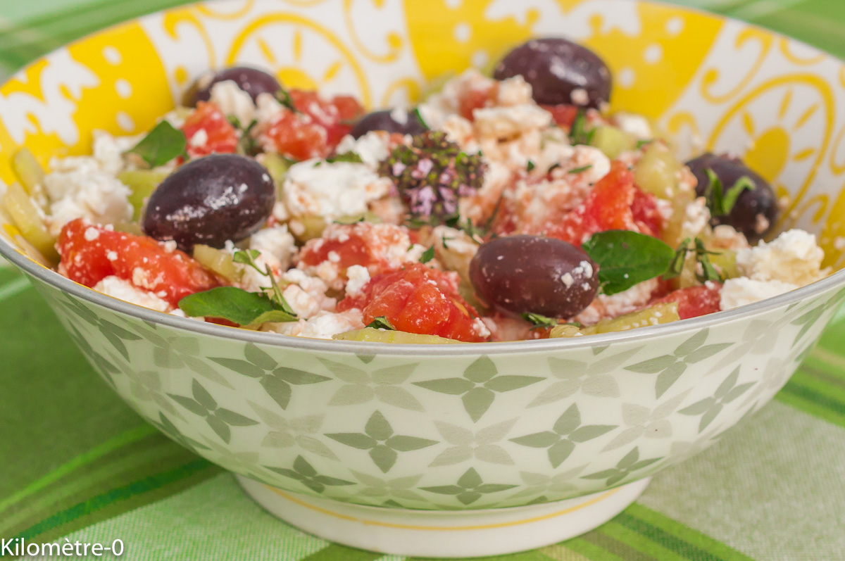 Photo de recette de salade grecque, olives, tomates, concombre, fêta, été, légumes, fromage, salade composée, entrée, facile, rapide, bio, healthy, végétarien, Kilomètre-0, blog de cuisine réalisée à partir de produits de saison et issus de circuits courts