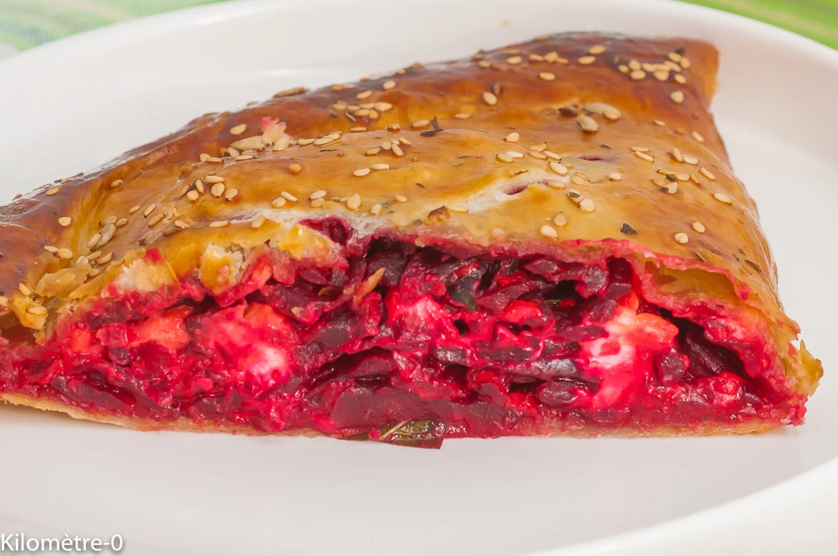 Photo de recette de chausson, feuilleté, salé, betterave, fêta, végétarien,recette de Sabrina Ghayour, facile, bio, Kilomètre-0, blog de cuisine réalisée à partir de produits de saison et issus de circuits courts