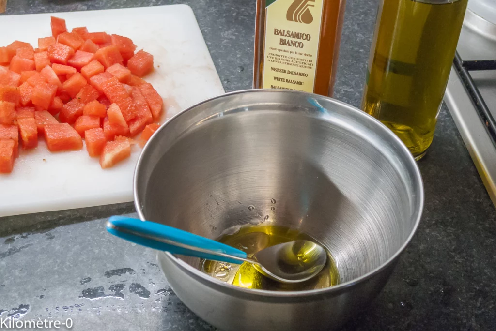 Salade estivale pastèque, tomates cerises, olives et fêta - Étape 3