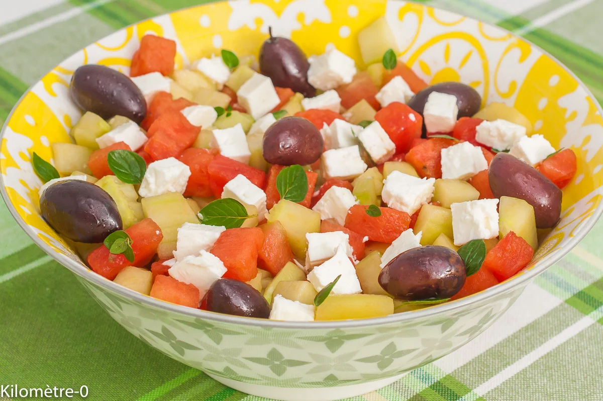 Photo de recette de salade estivale, salade composée, entrée, légère, facile, rapide, végétarienne, végé, olives, pastèque, concombre, olives, été, bio, Kilomètre-0, blog de cuisine réalisée à partir de produits de saison et issus de circuits courts