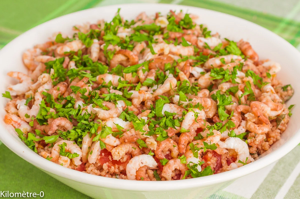 Photo de recette de taboulé, semoule, semoule d'épeautre, sans cuisson, crevettes, facile, tomate, bio, été, automne, Kilomètre-0, blog de cuisine réalisée à partir de produits de saison et issus de circuits courts