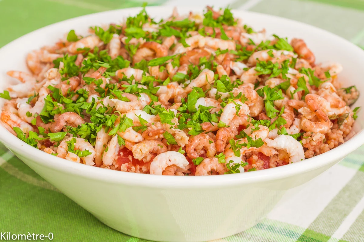 Photo de recette de taboulé, semoule, semoule d'épeautre, sans cuisson, crevettes, facile, tomate, bio, été, automne, Kilomètre-0, blog de cuisine réalisée à partir de produits de saison et issus de circuits courts