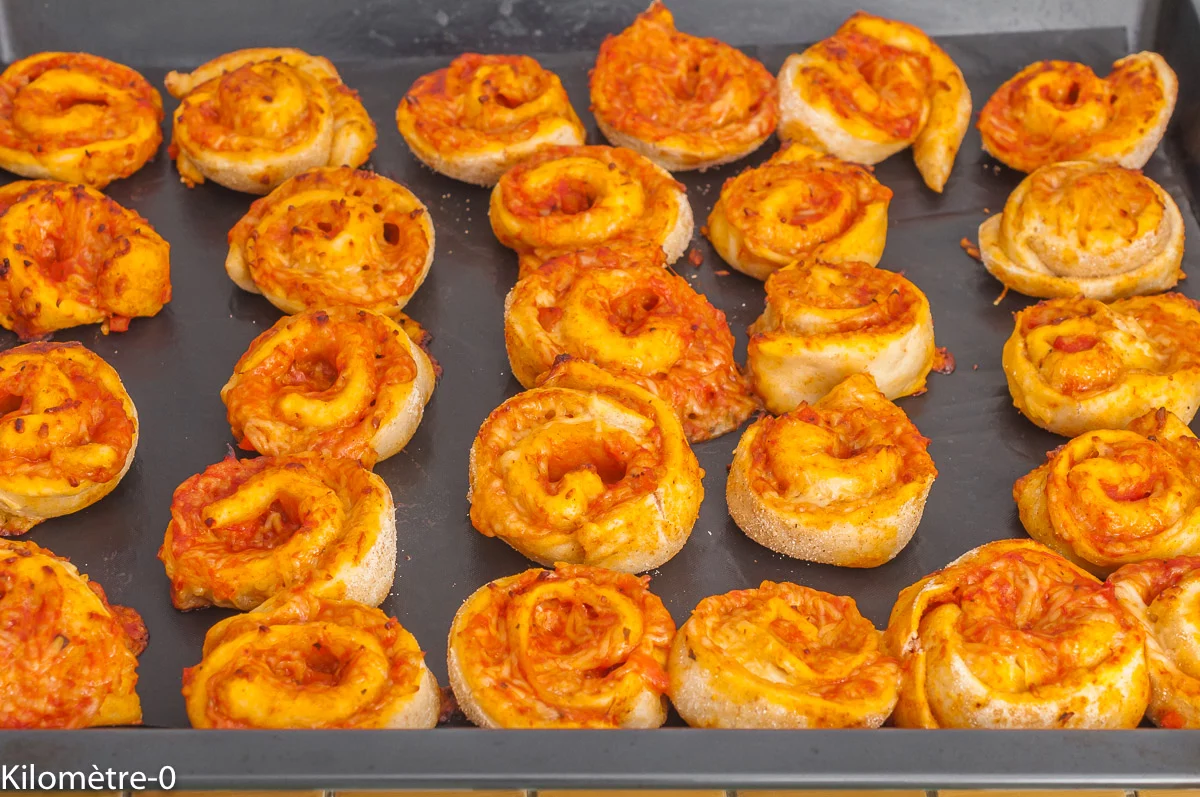 Photo de recette de pizza roulée, mini pizzas, apéro, facile, rapide, bio, fromage, emmental, gruyère, tomates, coulis de tomates, Kilomètre-0, blog de cuisine réalisée à partir de produits de saison et issus de circuits courts