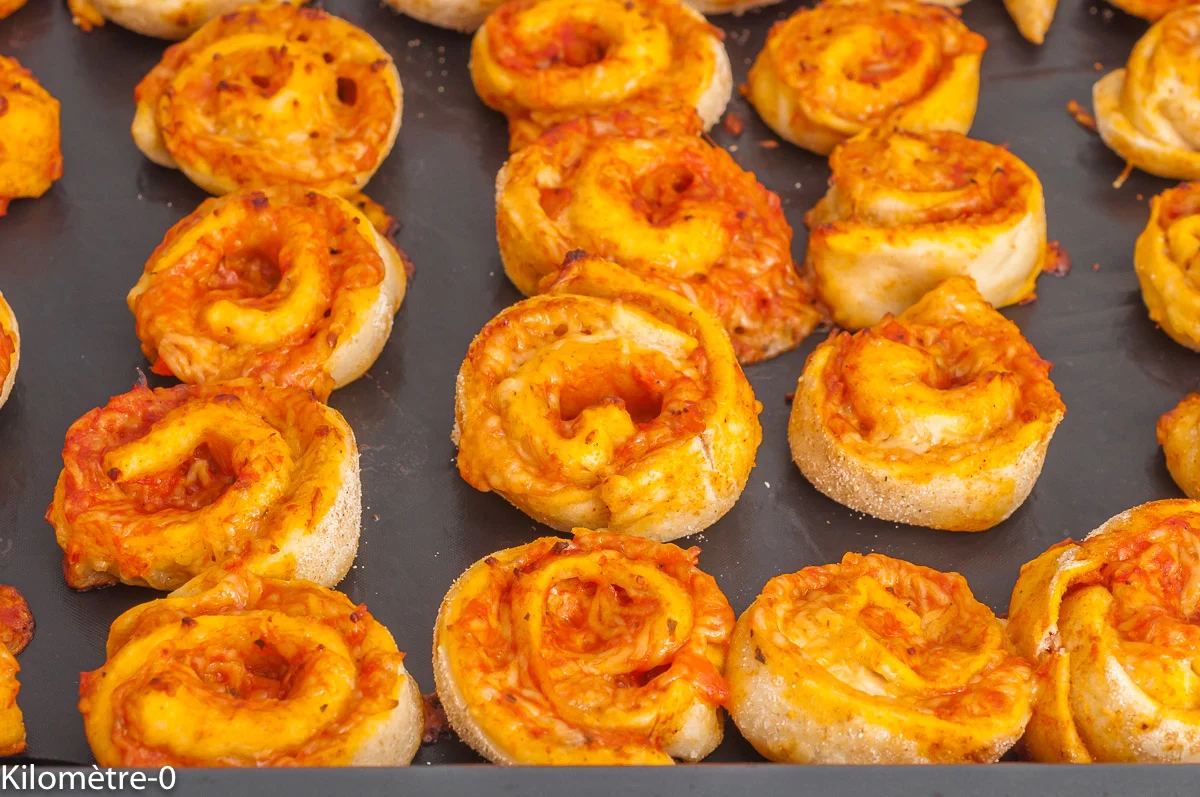Photo de recette de pizza roulée, mini pizzas, apéro, facile, rapide, bio, fromage, emmental, gruyère, tomates, coulis de tomates, Kilomètre-0, blog de cuisine réalisée à partir de produits de saison et issus de circuits courts