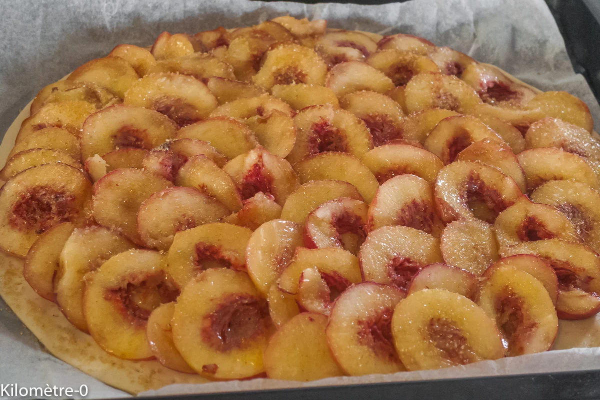 Photo de recette de tarte fine, pêches, fruits, sucre, beurre, dessert, été, estivale, facile, rapide, Kilomètre-0, blog de cuisine réalisée à partir de produits de saison et issus de circuits courts