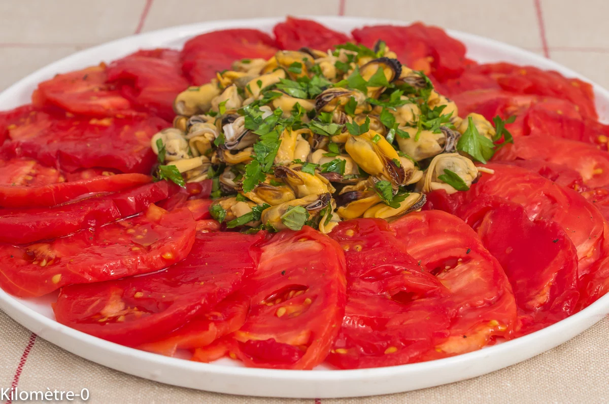 Photo de recette de salade, estivale, été, moules, tomates, anciennes, facile, rapide, léger, bio, Kilomètre-0, blog de cuisine réalisée à partir de produits de saison et issus de circuits courts