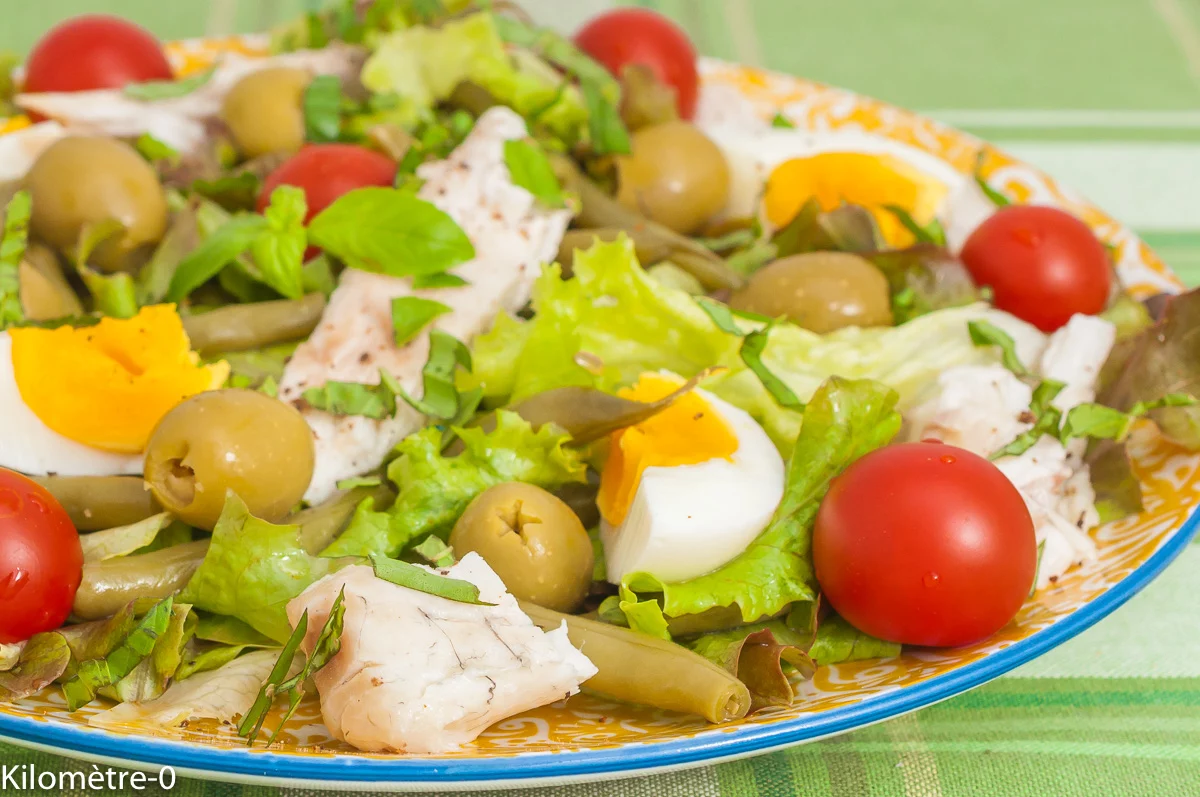 Photo de recette de salade, salade composée, été, haricots verts, oeuf dur, bar, poisson, olives, tomates, facile, bio, rapide, léger, healthy, Kilomètre-0, blog de cuisine réalisée à partir de produits de saison et issus de circuits courts
