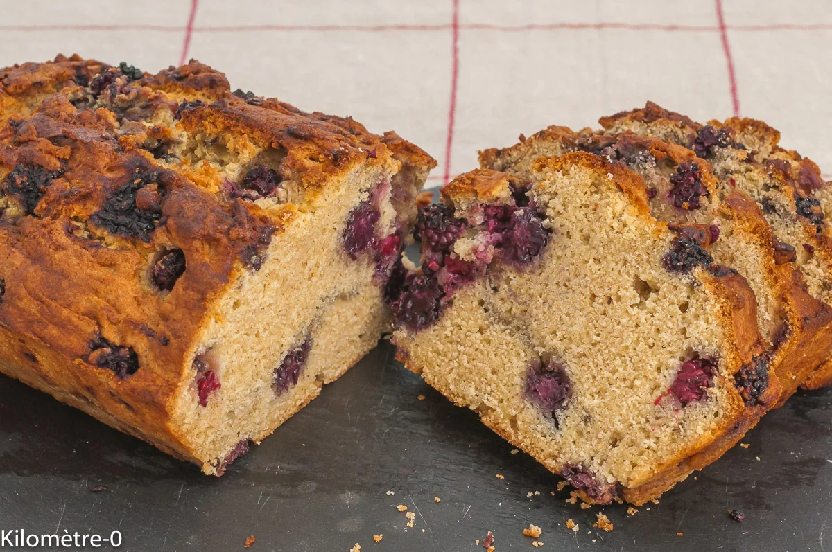 Photo de recette de, gâteau du matin, cake, fruits rouges, été, mûres, farine de coco, bio, rapide, healthy, facile, Kilomètre-0, blog de cuisine réalisée à partir de produits de saison et issus de circuits courts