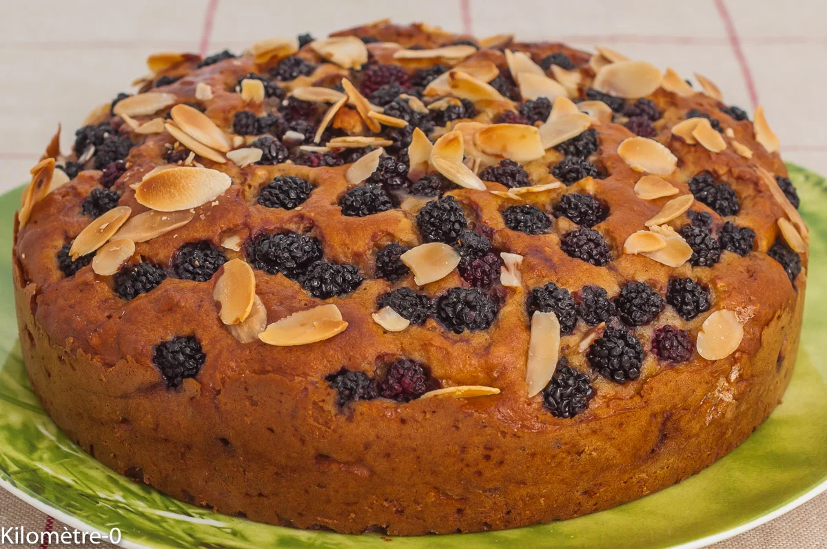 Photo de recette de gâteau aux mûres, dessert aux mûres, mascarpone, moelleux, facile, fruits rouges, été, amandes, Kilomètre-0, blog de cuisine réalisée à partir de produits de saison et issus de circuits courts