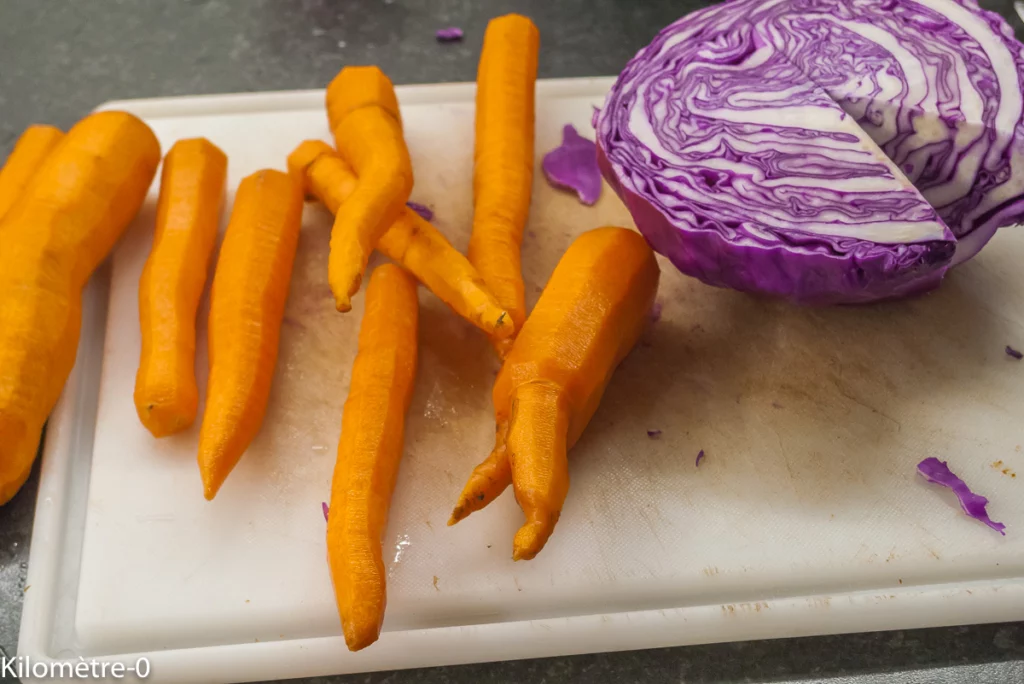 Salade de chou rouge aux carottes et avocats - Étape 1