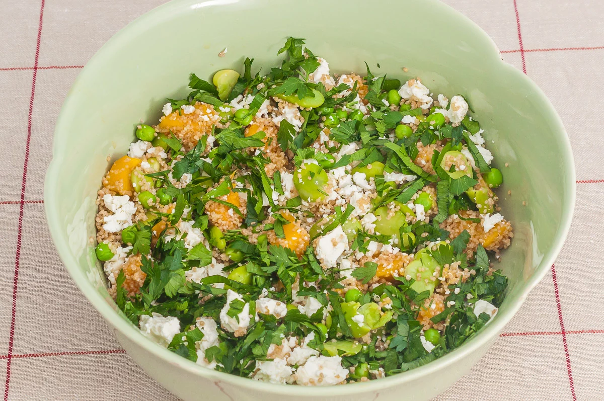 Photo de recette de salade composée, végé, végétarienne, quinoa, semoule, fèves, petits pois, fêta, mangue, healthy, légère, légumes printaniers ,Kilomètre-0, blog de cuisine réalisée à partir de produits de saison et issus de circuits courts