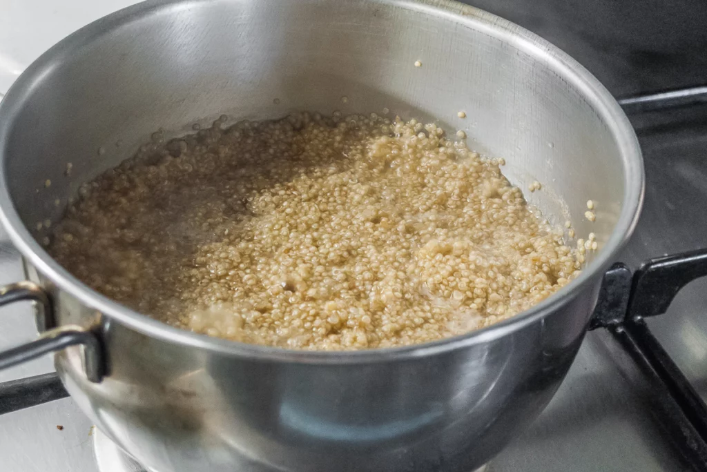 Salade de quinoa aux asperges blanches, petits pois et carottes - Étape 1