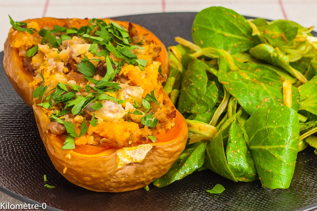 Photo de recette de butternut farcie, saucisse, châtaignes, facile, automne, hiver, raisins, Kilomètre-0, blog de cuisine réalisée à partir de produits de saison et issus de circuits courts