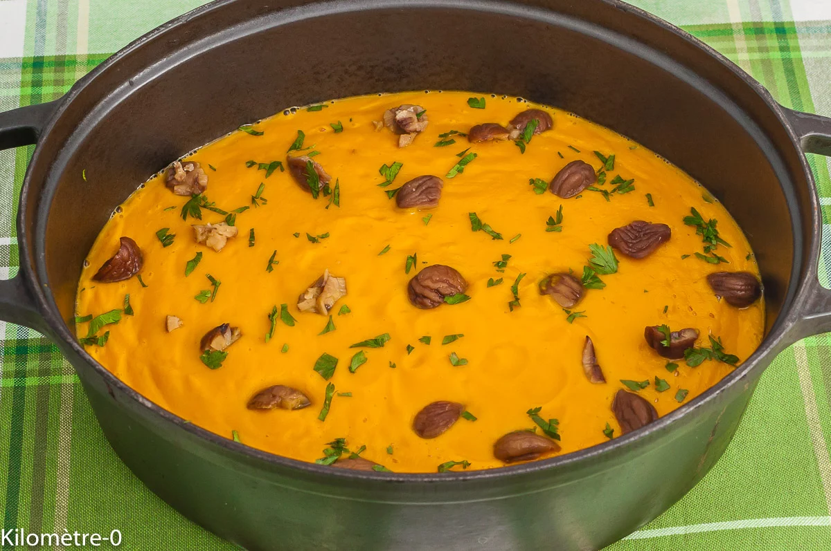 Photo de recette de soupe, potage, courge, potimarron, châtaignes, lait de coco, bio, facile, automne, hiver, Kilomètre-0, blog de cuisine réalisée à partir de produits de saison et issus de circuits courts