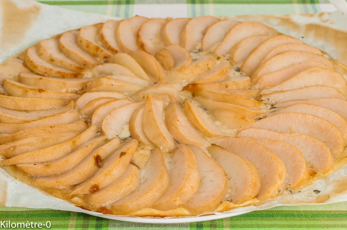 Photo de recette de tarte fine, tarte salée, apéro, poires, roquefort, fromage, végétarien, facile, rapide, Kilomètre-0, blog de cuisine réalisée à partir de produits de saison et issus de circuits courts