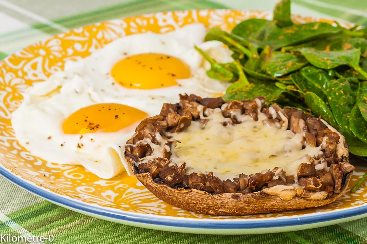 Photo de recette de champignons ,portobello, oeufs, oeufs sur le plat, fromage, bio, facile, végétarien, rapide, sur le platKilomètre-0, blog de cuisine réalisée à partir de produits de saison et issus de circuits courts