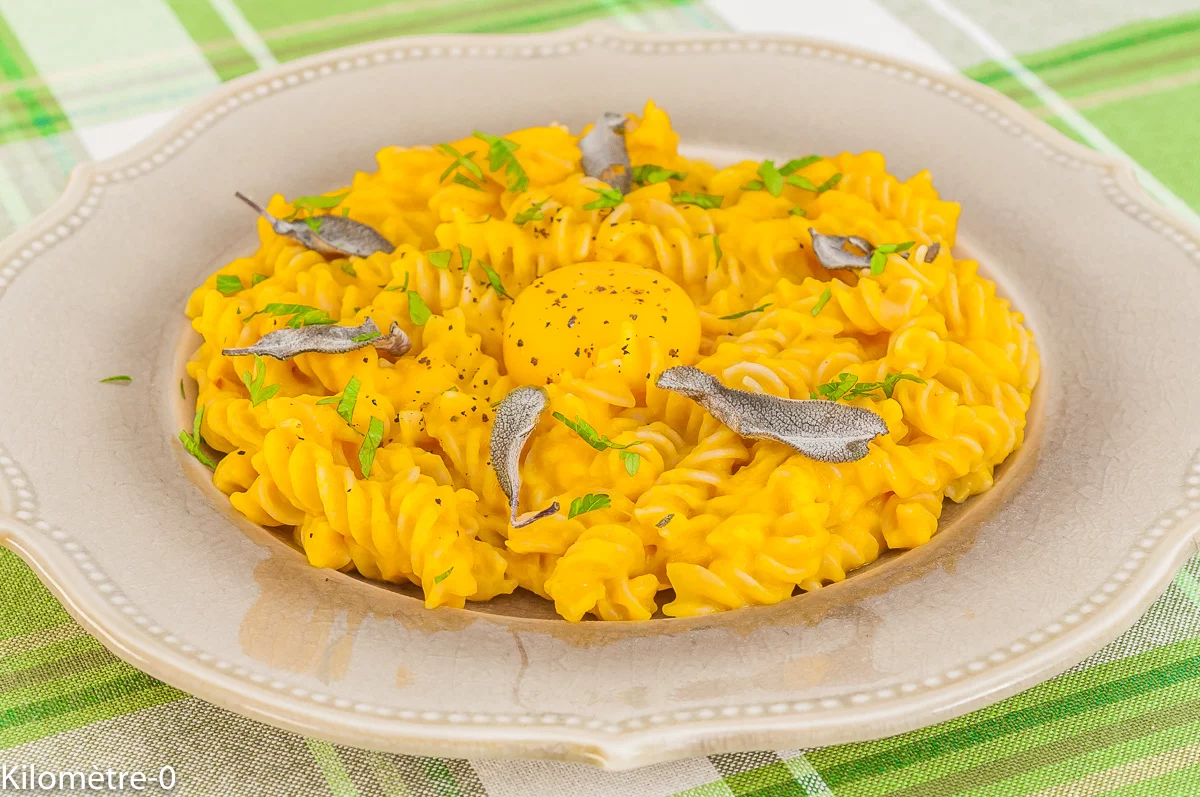 Photo de recette de pâtes, sauce, potimarron, sauge, italienne, végétarienne, bio, facile, healthy, oeuf, Kilomètre-0, blog de cuisine réalisée à partir de produits de saison et issus de circuits courts