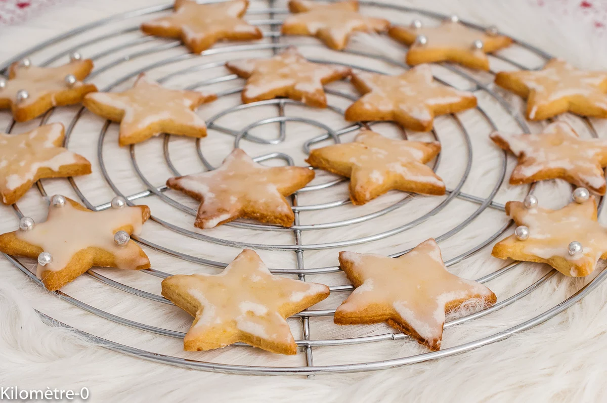 Photo de recette de sablés de Noël, biscuits de Noël, petits gâteaux, orange, étoiles de Noël, Noël, facile, bio, Kilomètre-0, blog de cuisine réalisée à partir de produits de saison et issus de circuits courts