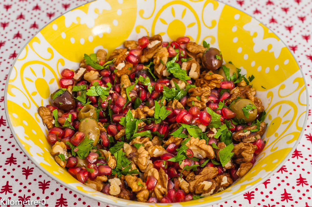 Photo de recette de salade, composée, entrée, noix, olives, grenade, bio, végétarienne, végé, veggie, facile, rapide, crudités, Kilomètre-0, blog de cuisine réalisée à partir de produits de saison et issus de circuits courts