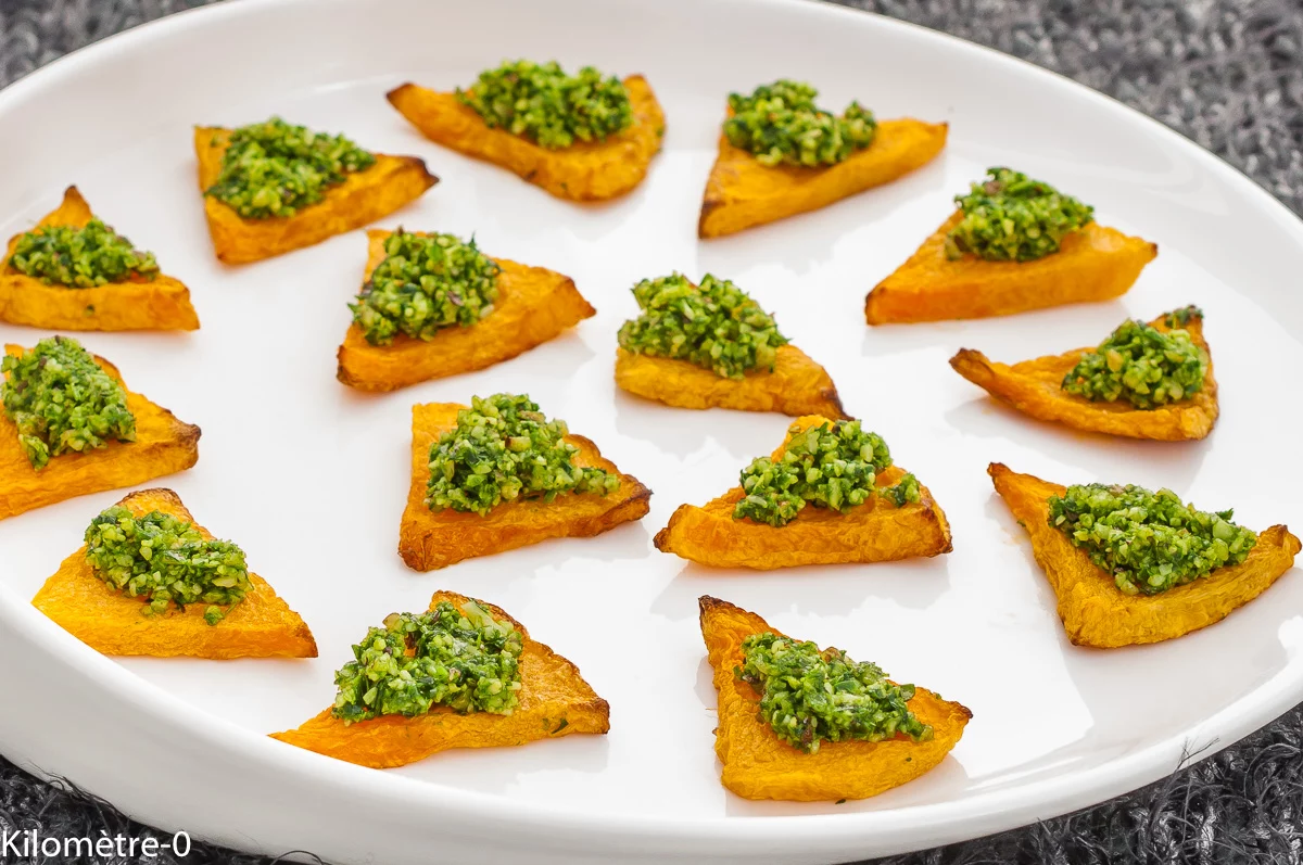 Photo de recette de bouchées, apéro, courge, butternut, pesto, pesto aux noisettes, végétarien, bio, facile, automne, hiver, bouchées salées, Kilomètre-0, blog de cuisine réalisée à partir de produits de saison et issus de circuits courts