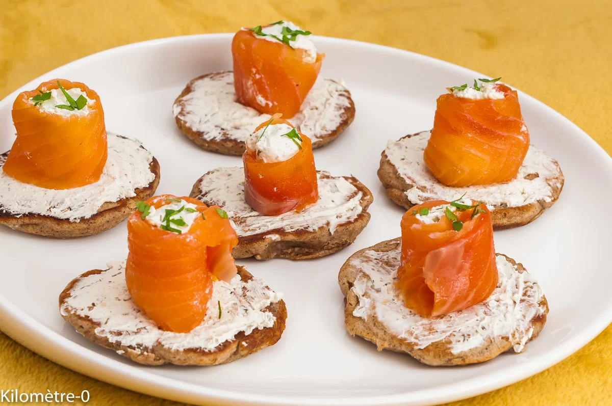 Photo de recette d'apéro, maison, blinis, sarrasin, blé noir, épeautre, truite fumée, saumon, crème, bio, facile, Kilomètre-0, blog de cuisine réalisée à partir de produits de saison et issus de circuits courts