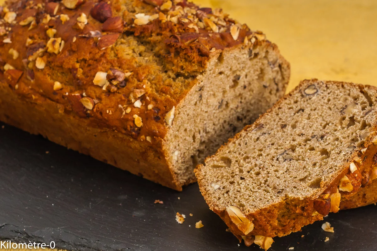 Photo de recette de cake, gros gâteau, gâteau du matin, petit déjeuner, fruits secs , amandes, noix, noisettes, facile, rapide, bio, énergétique, Kilomètre-0, blog de cuisine réalisée à partir de produits de saison et issus de circuits courts