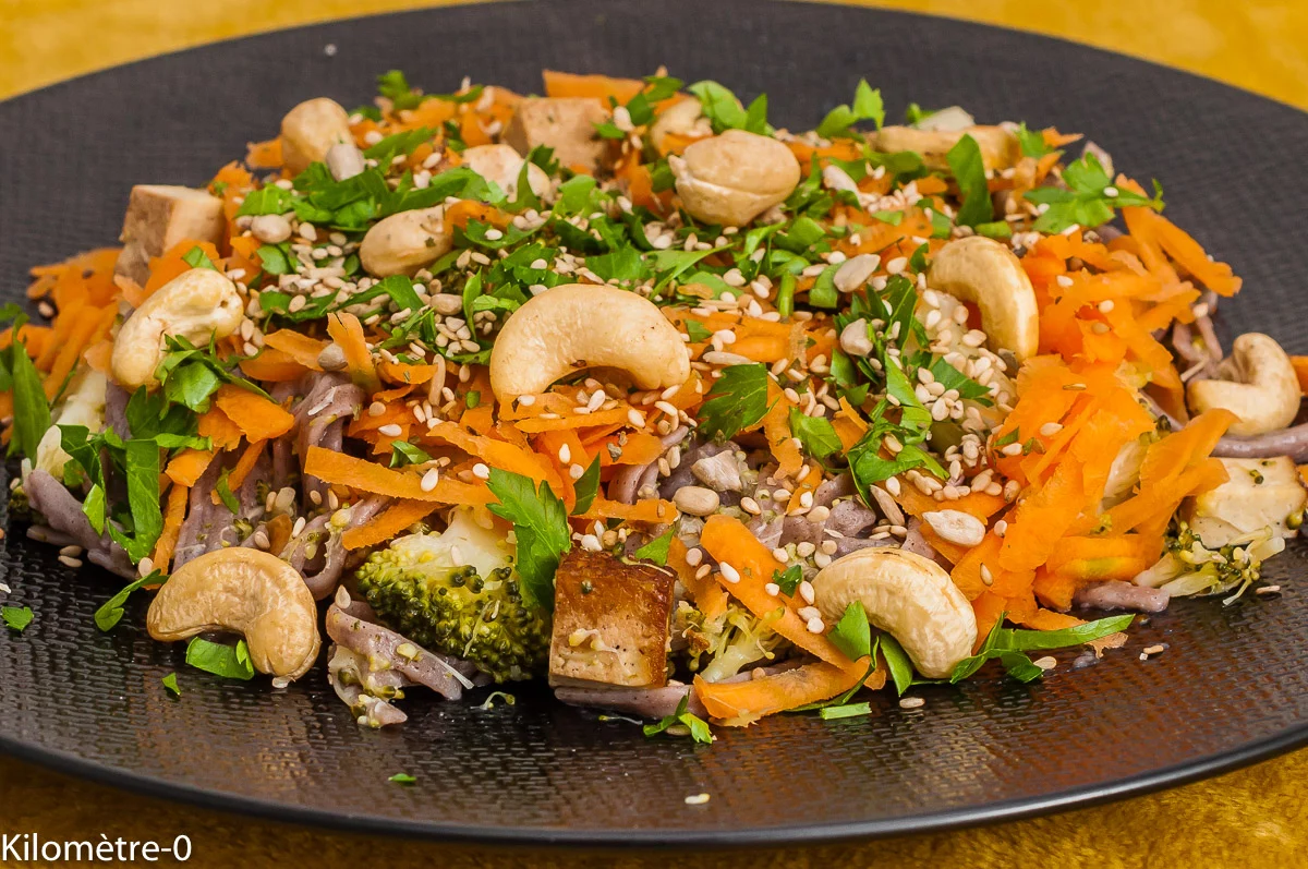 Photo de recette de nouilles de sarrasin, soba, pâtes, blé noir, tofu, tofu fumé, légumes, carottes, noix de cajou, brocolis, facile, végétarien, cuisine asiatique, cuisine du monde, Kilomètre-0, blog de cuisine réalisée à partir de produits de saison et issus de circuits courts