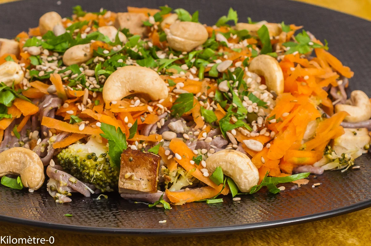 Photo de recette de nouilles de sarrasin, soba, pâtes, blé noir, tofu, tofu fumé, légumes, carottes, noix de cajou, brocolis, facile, végétarien, cuisine asiatique, cuisine du monde, Kilomètre-0, blog de cuisine réalisée à partir de produits de saison et issus de circuits courts