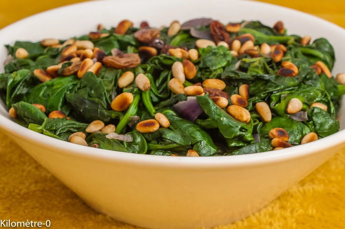 Photo de recette d'épinards, pignons de pin, cannelle, poêlée, cuisine végétarienne, helathy, légumes, facile, rapide, de Kilomètre-0, blog de cuisine réalisée à partir de produits de saison et issus de circuits courts