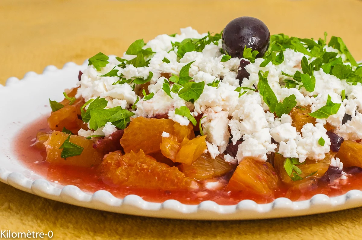 Photo de recette de salade, salade composée, hiver, agrumes, oranges, olives, fêta, végétarienne, healthy, fromage, bio, léger, Kilomètre-0, blog de cuisine réalisée à partir de produits de saison et issus de circuits courts