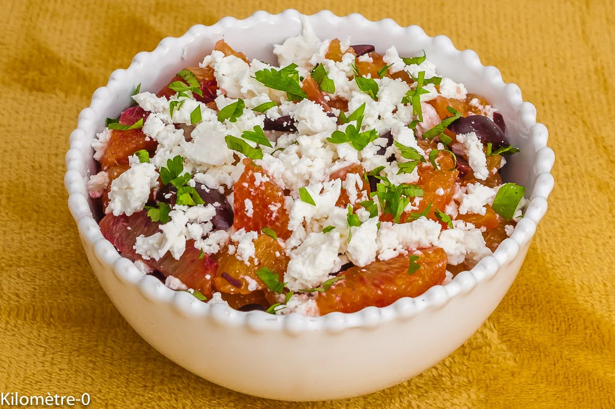 Photo de recette de salade, salade composée, hiver, agrumes, oranges, olives, fêta, végétarienne, healthy, fromage, bio, léger, Kilomètre-0, blog de cuisine réalisée à partir de produits de saison et issus de circuits courts