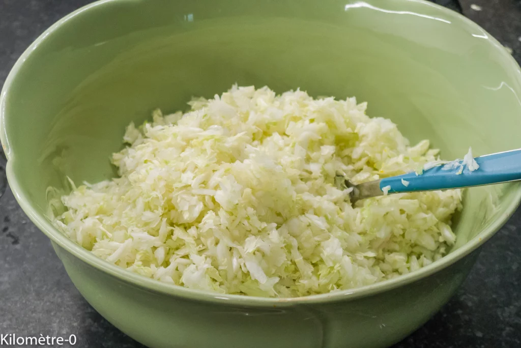 Salade de chou aux carottes et raisins secs - Étape 1