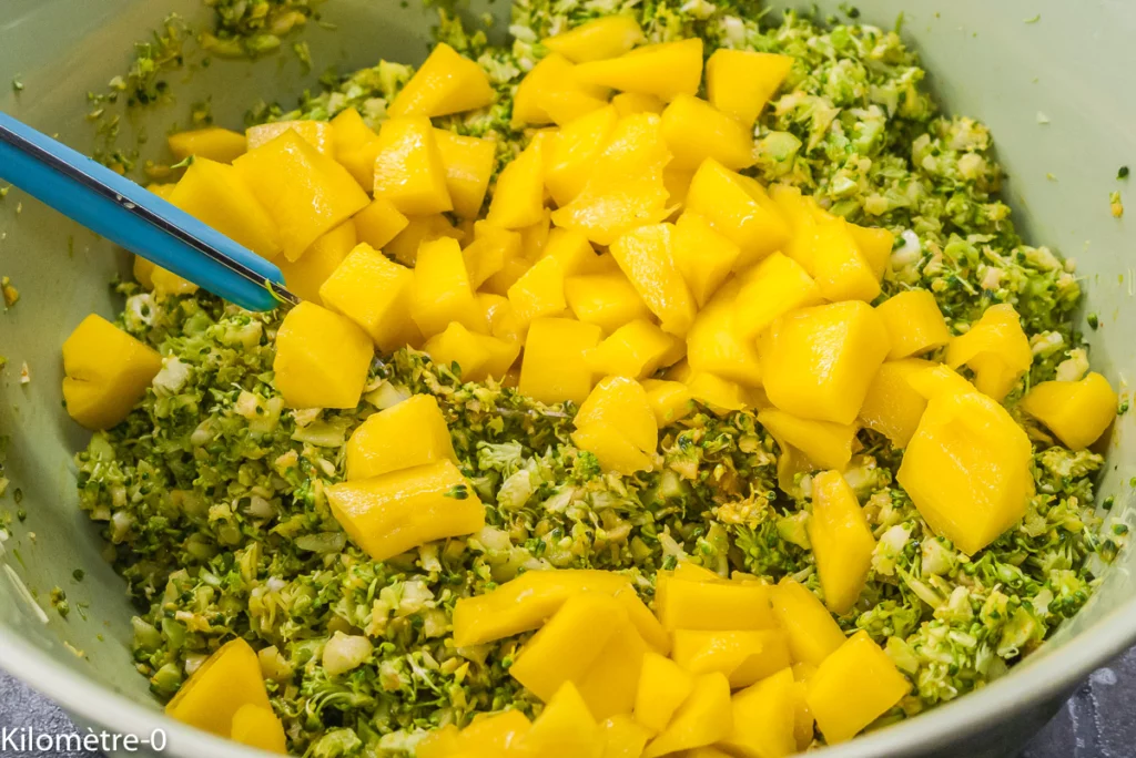 Salade de brocolis cru, mangue et grenade - Étape 5