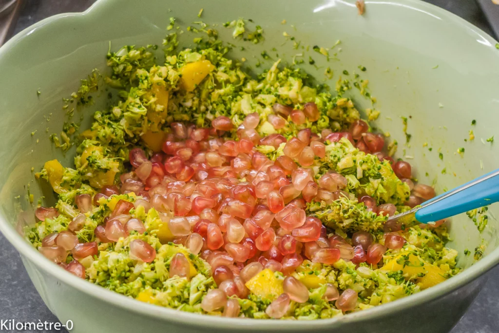 Salade de brocolis cru, mangue et grenade - Étape 6