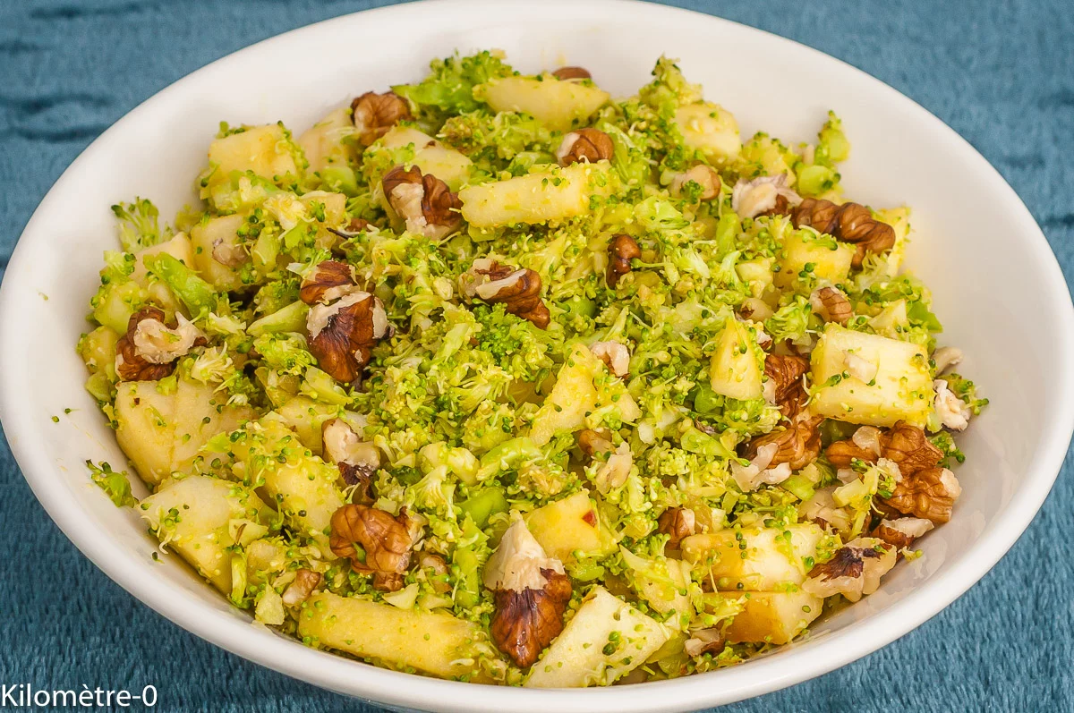 Photo de recette de taboulé , crudités, chou, chou cru, brocolis, pommes, noix, végétarien, facile, rapide, sans cuisson, heathy hiver, automne, Kilomètre-0, blog de cuisine réalisée à partir de produits de saison et issus de circuits courts