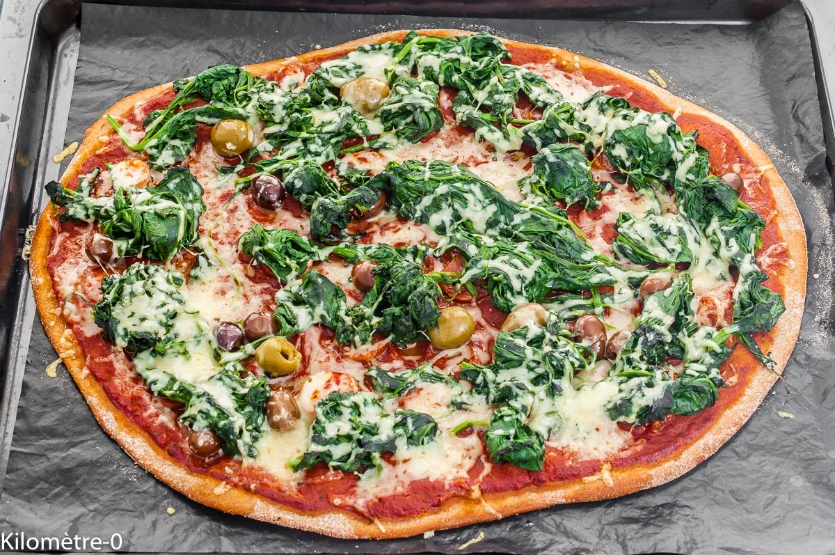 Photo de pizza, épinards, chorizo, olives, facile, tomates, italienne, bio recette de Kilomètre-0, blog de cuisine réalisée à partir de produits de saison et issus de circuits courts