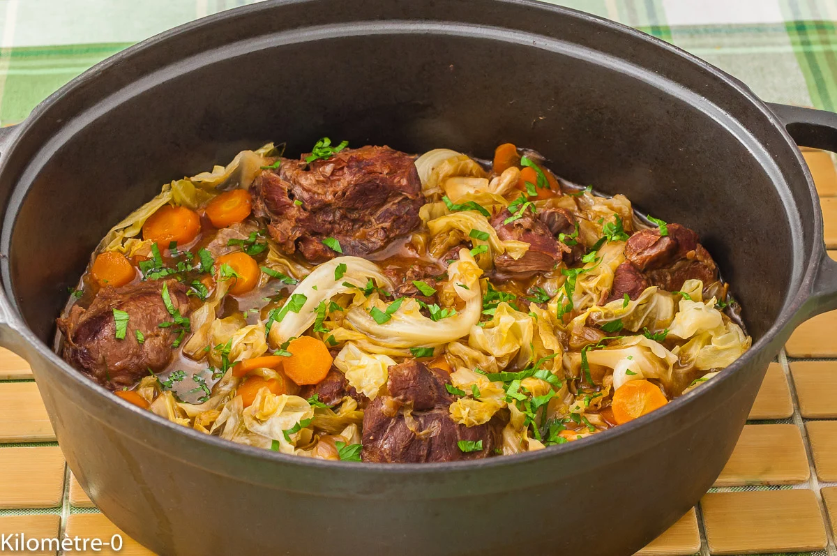 Photo de recette de joues de porc, chou, bière, chou pommé, chou frisé, carottes, mijoté, traditionnelle, hiver, automne, Kilomètre-0, blog de cuisine réalisée à partir de produits de saison et issus de circuits courts