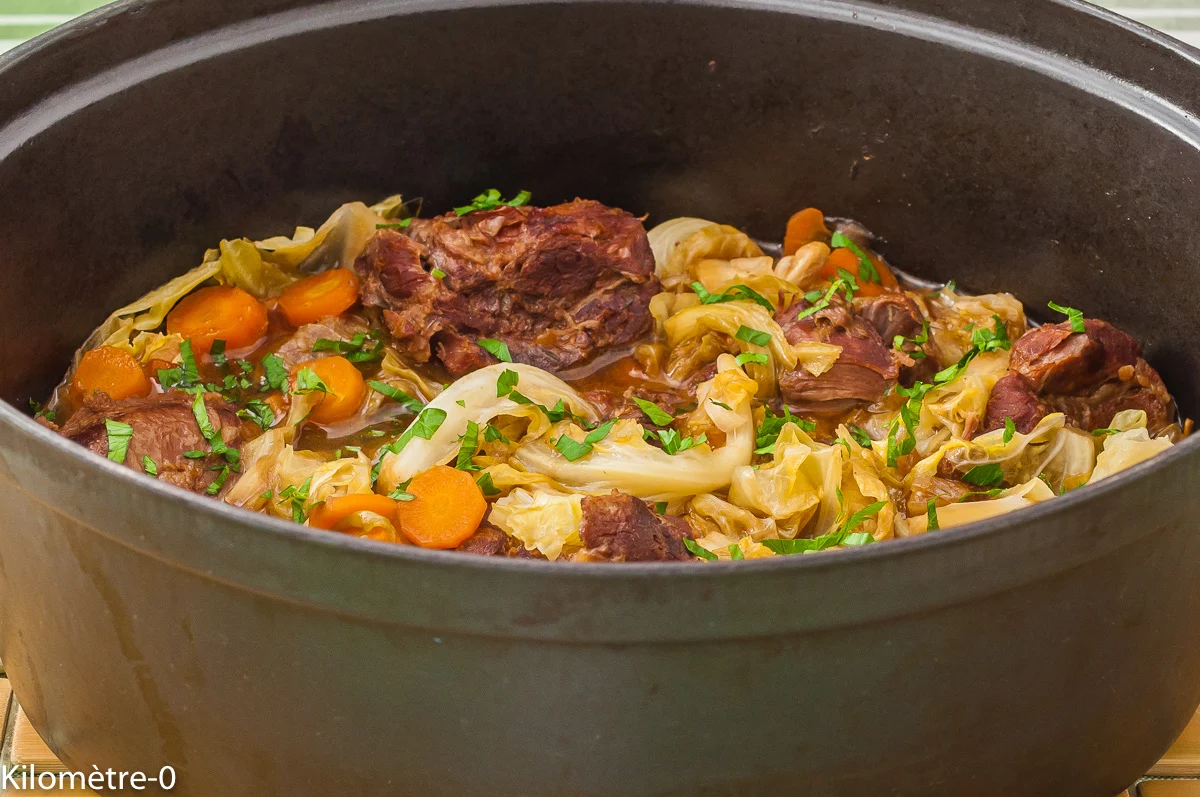 Photo de recette de joues de porc, chou, bière, chou pommé, chou frisé, carottes, mijoté, traditionnelle, hiver, automne, Kilomètre-0, blog de cuisine réalisée à partir de produits de saison et issus de circuits courts