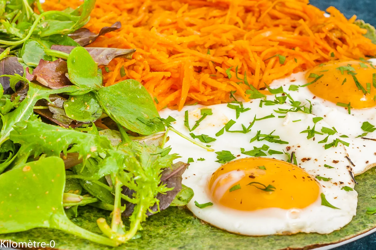 Photo de recette de crêpes, crêpes vertes, repas vert, oeufs, oeuf sur le plat, épinards, carotte, crudités, bio, Kilomètre-0, blog de cuisine réalisée à partir de produits de saison et issus de circuits courts