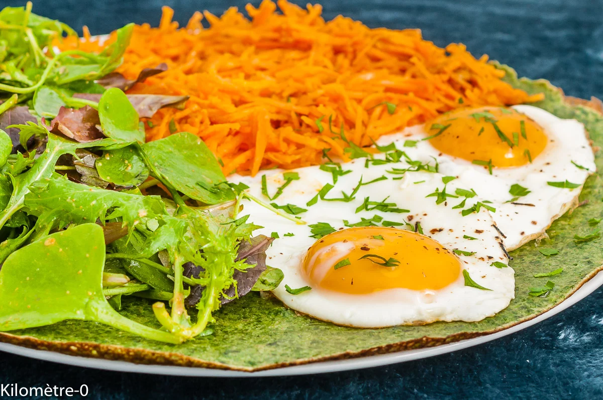 Photo de recette de crêpes, crêpes vertes, repas vert, oeufs, oeuf sur le plat, épinards, carotte, crudités, bio, Kilomètre-0, blog de cuisine réalisée à partir de produits de saison et issus de circuits courts